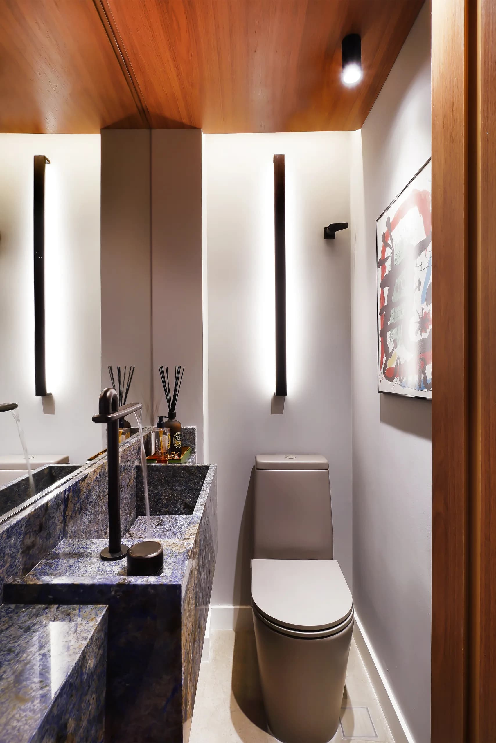 Antes e depois da reforma de um lavabo da Studio Side