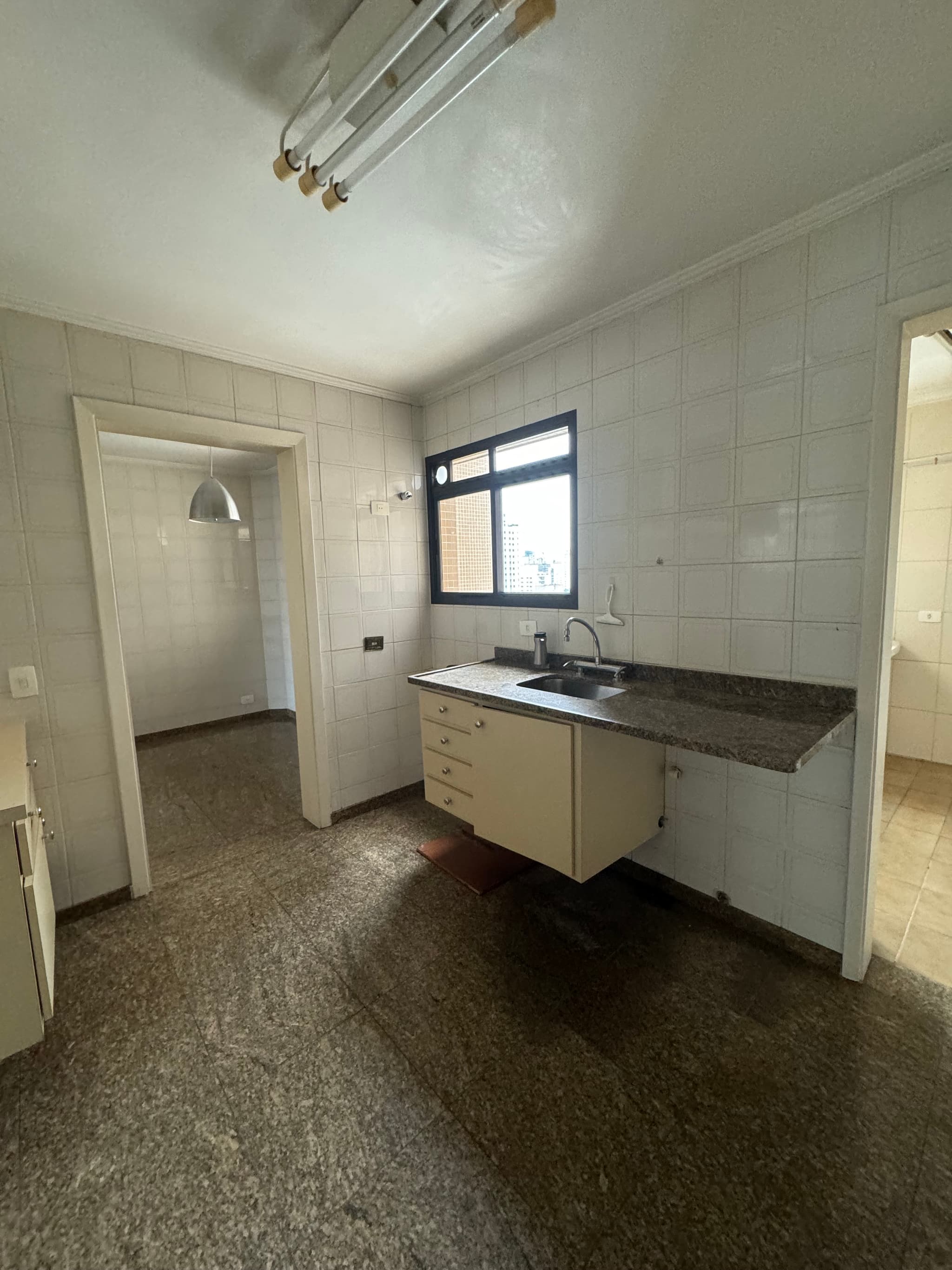 Antes e Depois de uma reforma de um apartamento antigo de 150m² no Campo Belo feito pela Studio Side