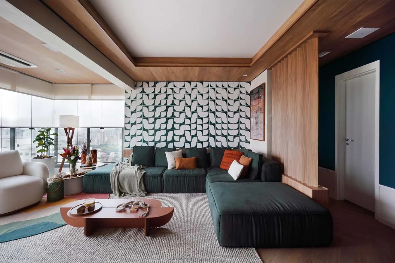 Comparativo entre uma imagem do projeto e do apartamento reformado e pronto
