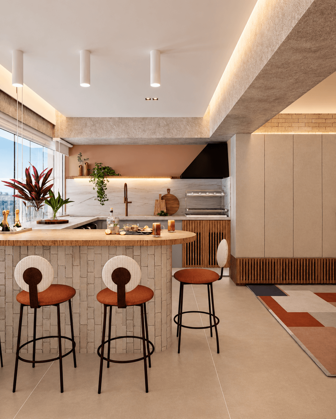 Bancada curva revestida de tijolinhos com tampo de madeira e banquetas laranja, diante da cozinha com parede terracota e frontão de pedra clara