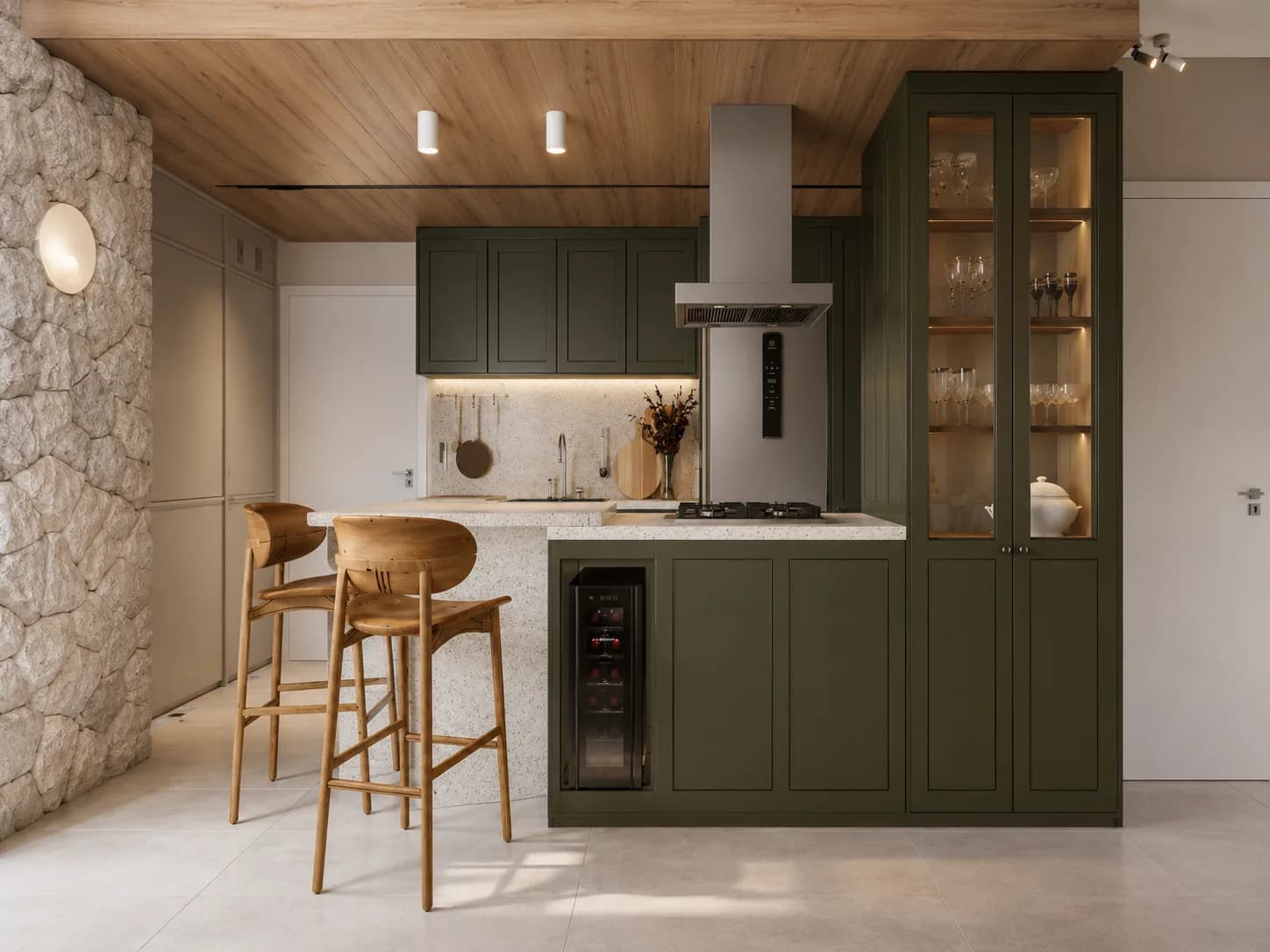Cozinha verde com bancada de apoio, banquetas de madeira e parede de pedra natural