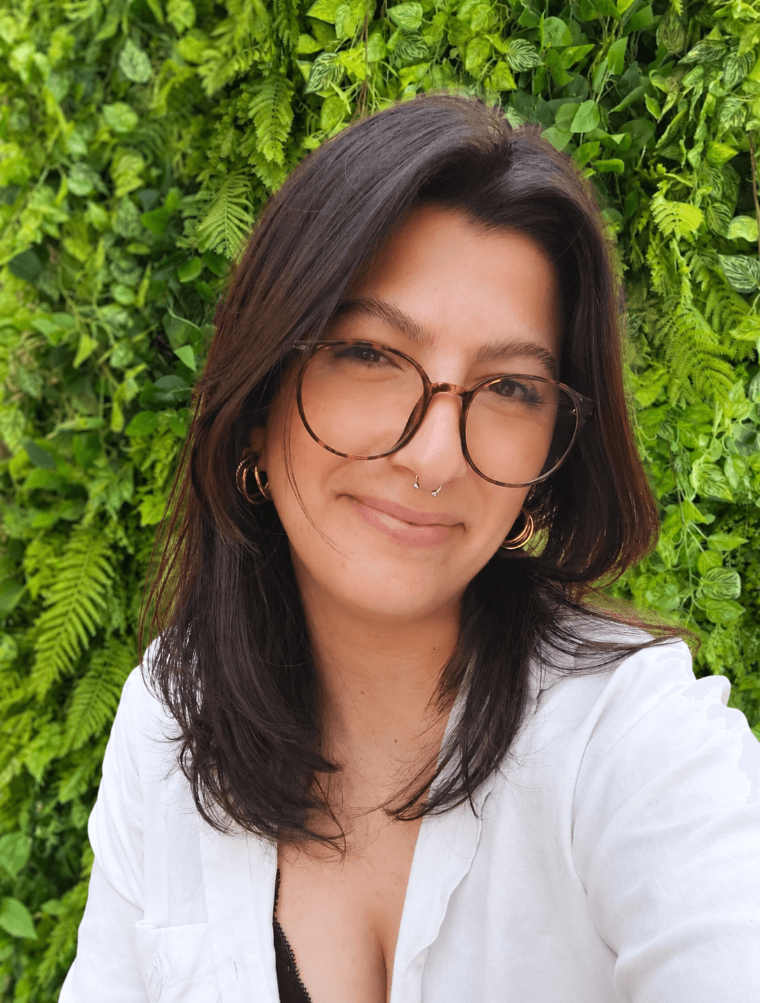 Mariana Vulcano, da área de Projetos da Studio Side, diante de um jardim vertical